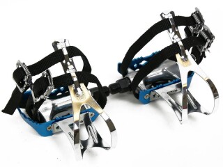 Blaue Rennradpedale mit Retrohaken und doppeltem Nylonriemen