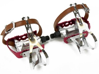 Rot Eloxierte Rennradpedale mit Retrohaken und einfachem Lederriemen