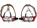 Rot Eloxierte Rennradpedale mit Retrohaken und einfachem Lederriemen